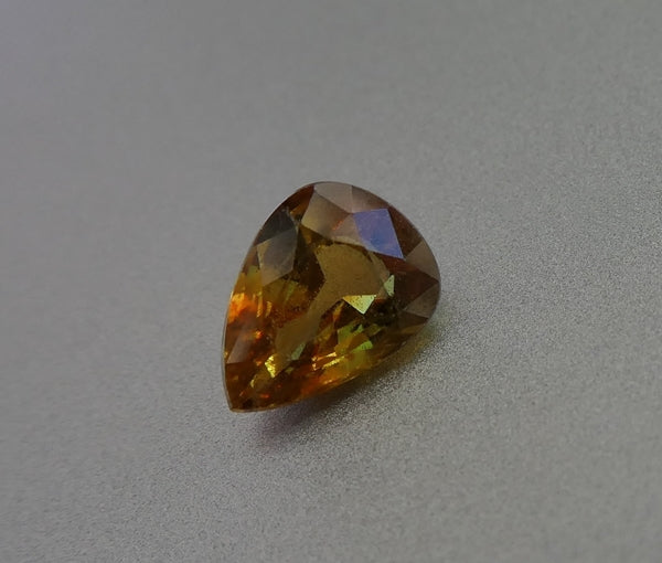 0.77CT SPLENDID PEAR CUT 100% NATURAL HONEY GREEN YELLOW SPHENE