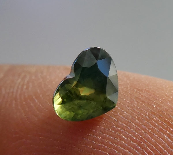 0.88CT SPLENDID HEART CUT 100% NATURAL YELLOW GREEN BLUE SAPPHIRE