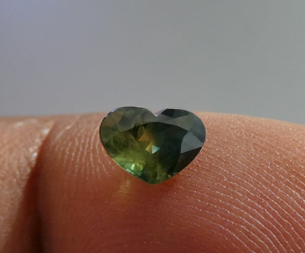 0.88CT SPLENDID HEART CUT 100% NATURAL YELLOW GREEN BLUE SAPPHIRE