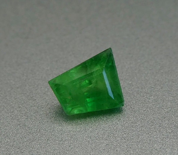 0.90CT SPLENDID FANCY CUT 100% NATURAL VIVID GREEN TSAVORITE GARNET