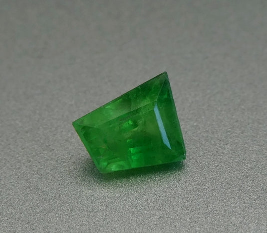 0.90CT SPLENDID FANCY CUT 100% NATURAL VIVID GREEN TSAVORITE GARNET