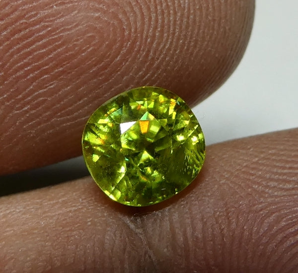 1.72CT SPLENDID CUSHION IRIDESCENT 100% NATURAL YELLOWISH GREEN SPHENE TITANITE