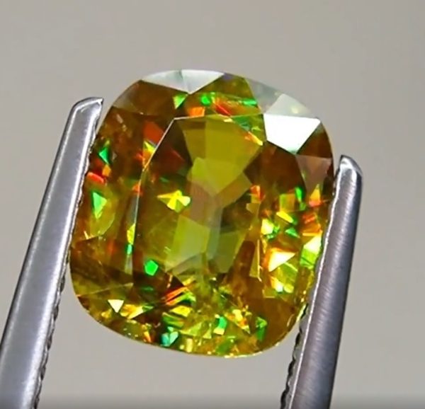 1.98CT SPLENDID CUSHION IRIDESCENT 100% NATURAL YELLOW GREEN SPHENE TITANITE