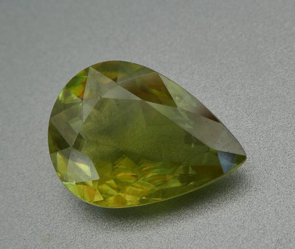 5.65CT SPLENDID HUGE COLOURFUL PEAR 100% NATURAL GREEN SPHENE