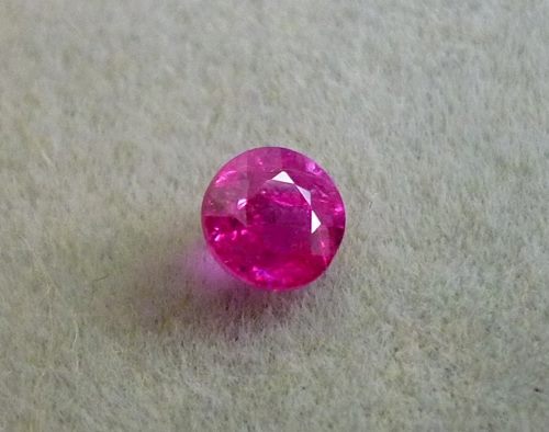 0.48CT GORGEOUS GLOWING RED ROUND RUBY