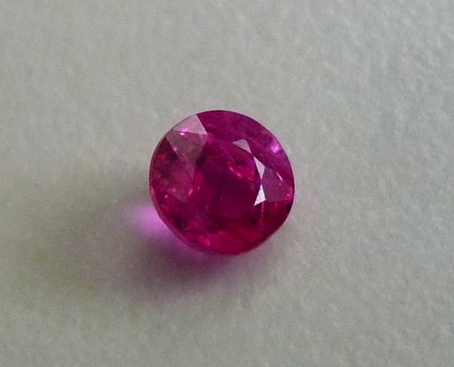 0.48CT GORGEOUS GLOWING RED ROUND RUBY