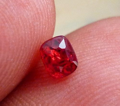 0.52CT NATURAL VIVID RED BURMESE SPINEL