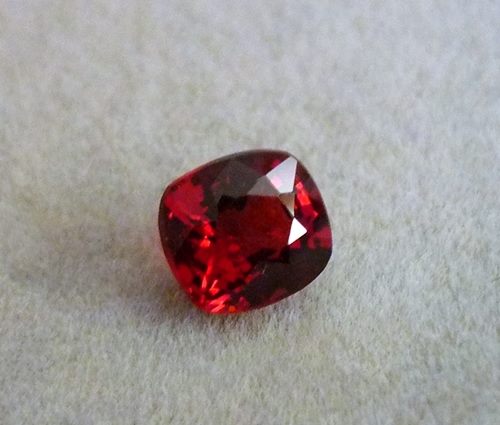 0.84CT EXQUISITE DAZZLING  VIVID RED BURMESE SPINEL