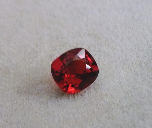 0.84CT EXQUISITE DAZZLING  VIVID RED BURMESE SPINEL