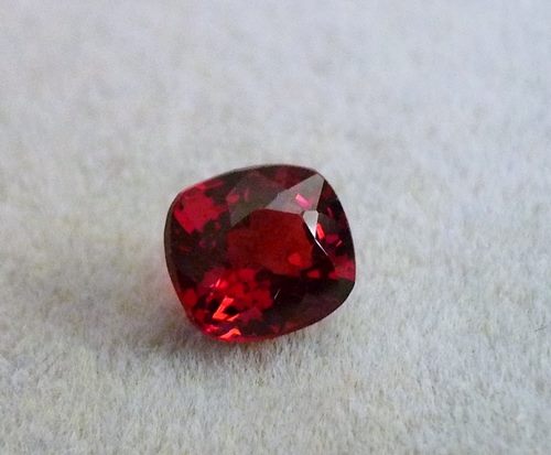 0.84CT 絶妙なまばゆいばかりの鮮やかなレッドのビルマ スピネル