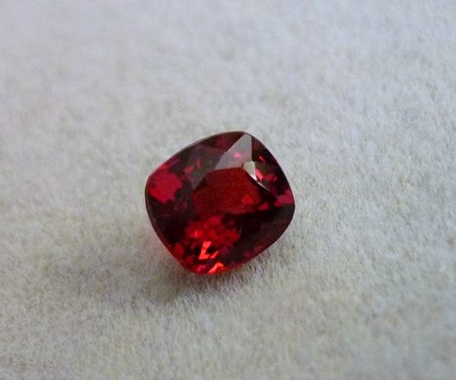 0.84CT 絶妙なまばゆいばかりの鮮やかなレッドのビルマ スピネル