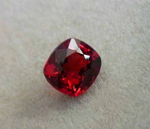 0.84CT 絶妙なまばゆいばかりの鮮やかなレッドのビルマ スピネル