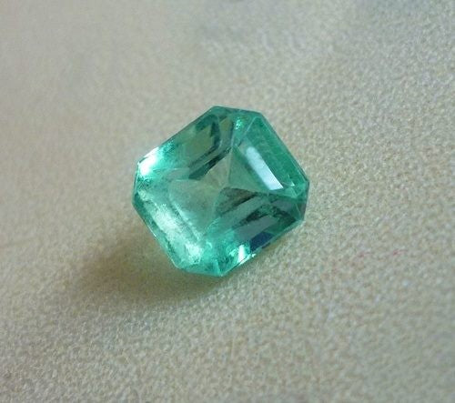 0.85CT GORGEOUS 100% NATURAL GREEN EMERALD