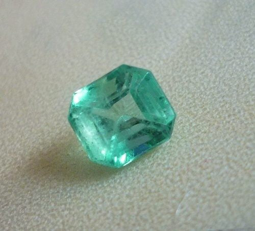 0.85CT GORGEOUS 100% NATURAL GREEN EMERALD