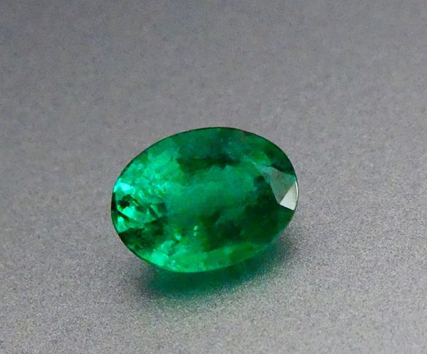 0.87CT EXCELLENT OVAL CUT BEST GREEN EMERALD