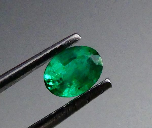 0.87CT EXCELLENT OVAL CUT BEST GREEN EMERALD