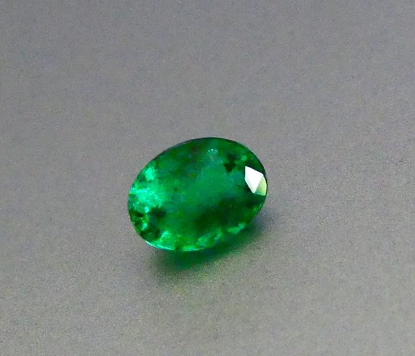 0.87CT EXCELLENT OVAL CUT BEST GREEN EMERALD