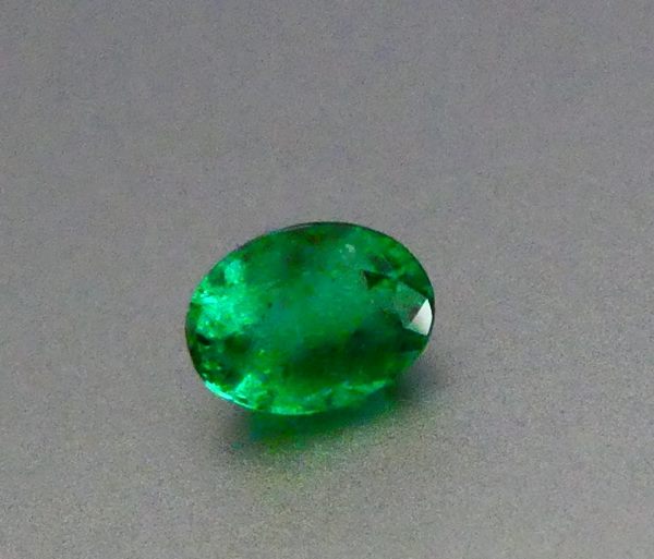 0.87CT EXCELLENT OVAL CUT BEST GREEN EMERALD