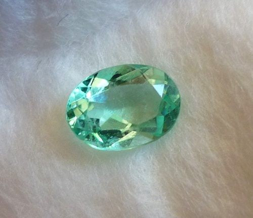 0.88CT GORGEOUS NATURAL NEON GREEN COLOMBIAN EMERALD