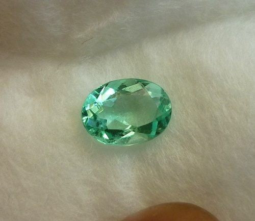 0.88CT GORGEOUS NATURAL NEON GREEN COLOMBIAN EMERALD