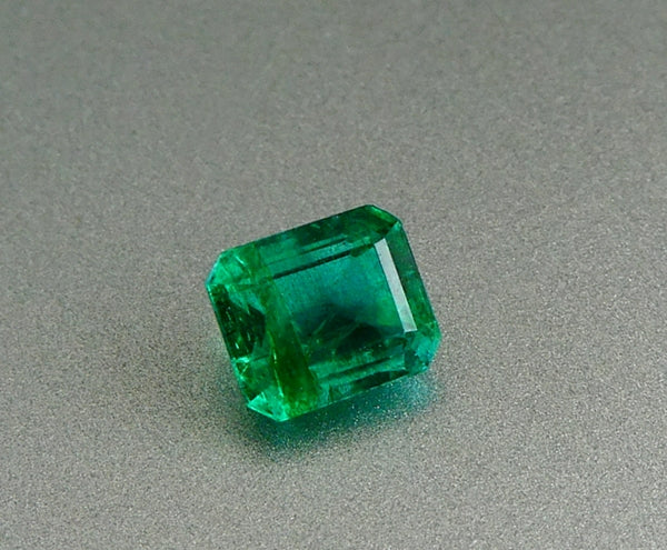 0.94CT エクセレント オクタゴン カット、100% 天然最高のグリーン エメラルド