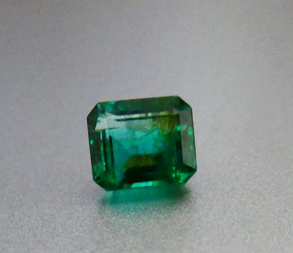 0.94CT エクセレント オクタゴン カット、100% 天然最高のグリーン エメラルド