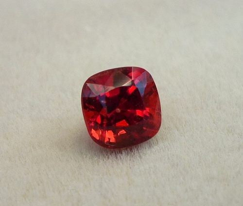 0.98CT 天然ビビッドレッドビルマスピネル