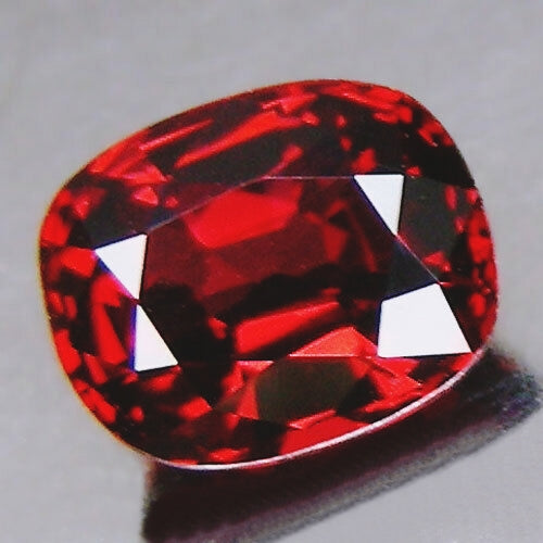 1.05CT ゴージャスな 100% 天然の鮮やかなレッド ビルマ スピネル