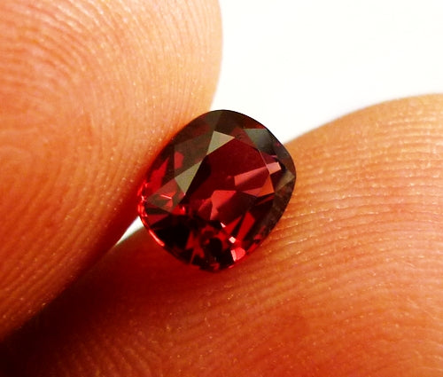 1.05CT ゴージャスな 100% 天然の鮮やかなレッド ビルマ スピネル