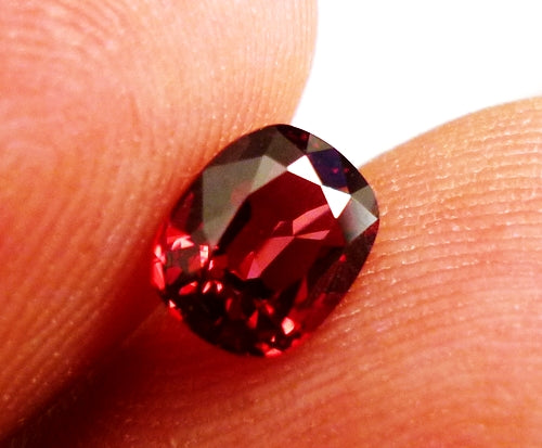 1.05CT GORGEOUS 100% NATURAL VIVID RED BURMESE SPINEL