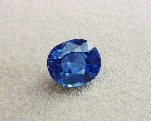 1.05CT 優れたガラス質ブルーサファイア