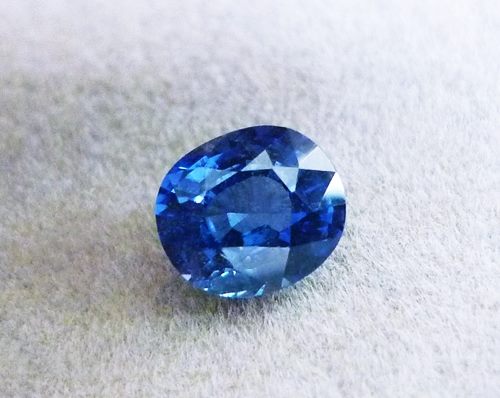 1.05CT 優れたガラス質ブルーサファイア