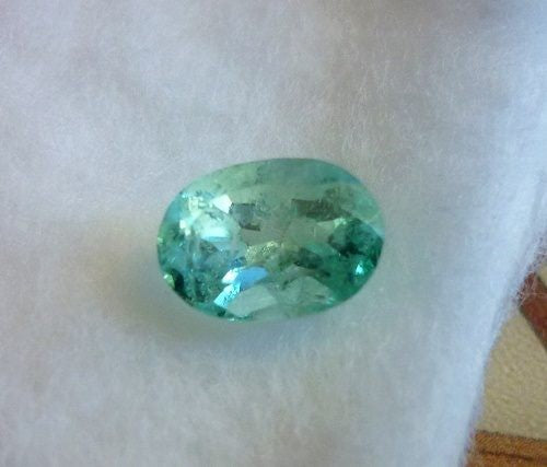 1.37CT DAZZLING  NATURAL NEON GREEN COLOMBIAN EMERALD