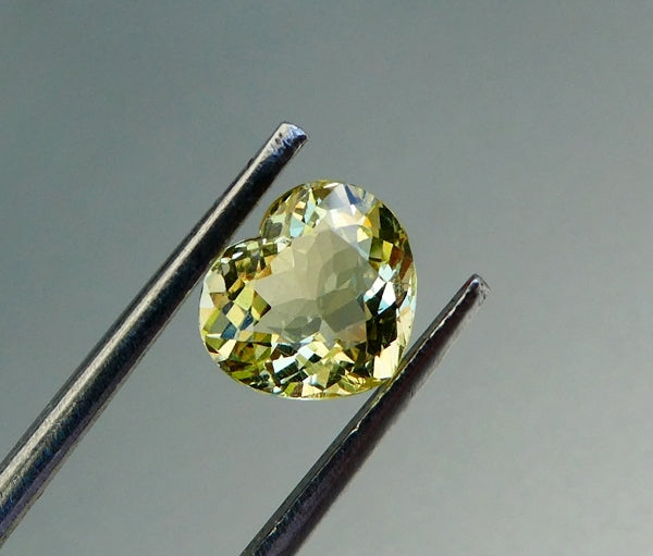 1.64CT 美しいハートカット 100% 天然カナリーイエローベリル