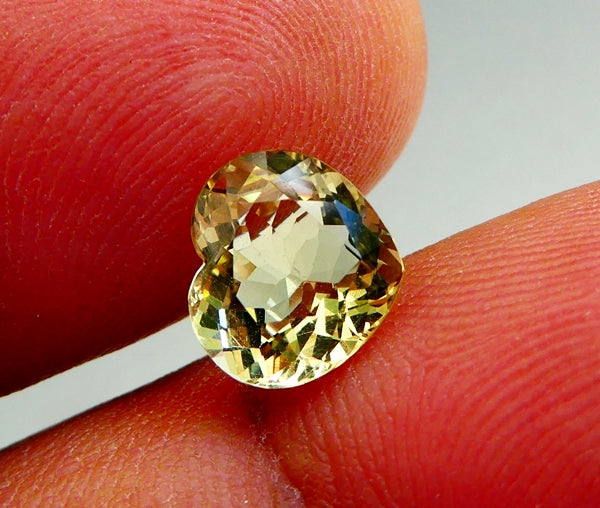 1.64CT 美しいハートカット 100% 天然カナリーイエローベリル