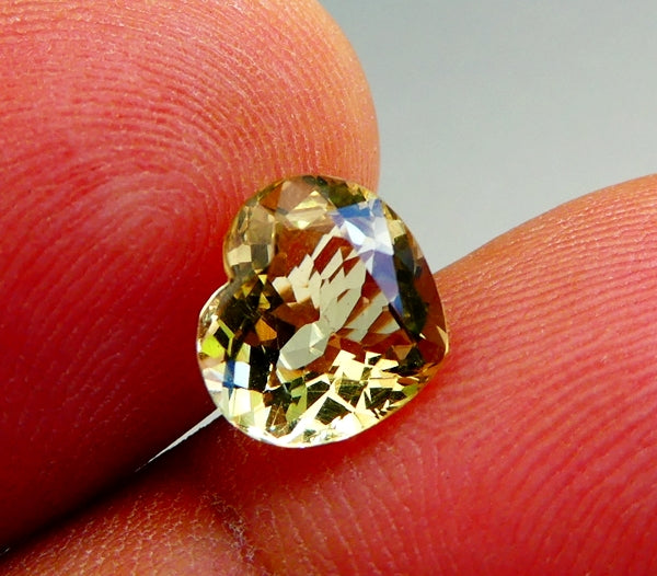 1.64CT 美しいハートカット 100% 天然カナリーイエローベリル