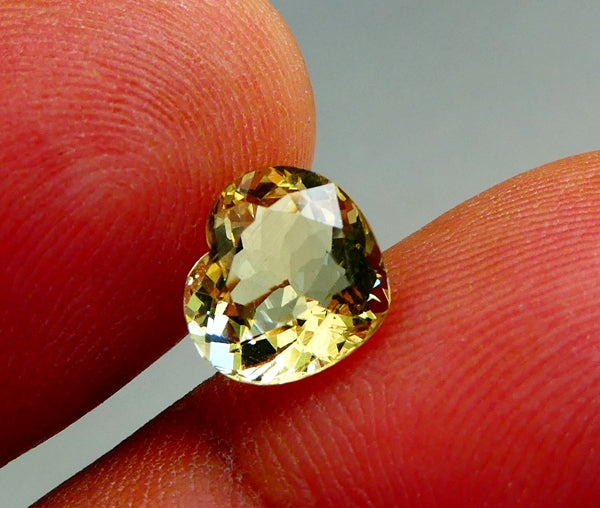 1.64CT 美しいハートカット 100% 天然カナリーイエローベリル