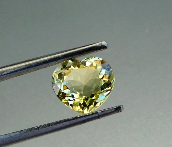 1.64CT 美しいハートカット 100% 天然カナリーイエローベリル