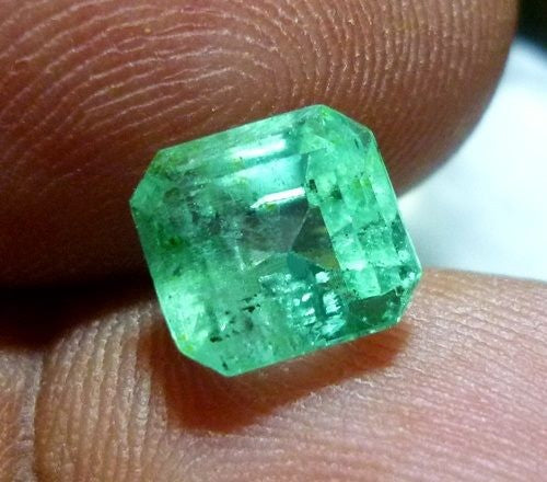 2.05CT GORGEOUS NATURAL NEON GREEN EMERALD