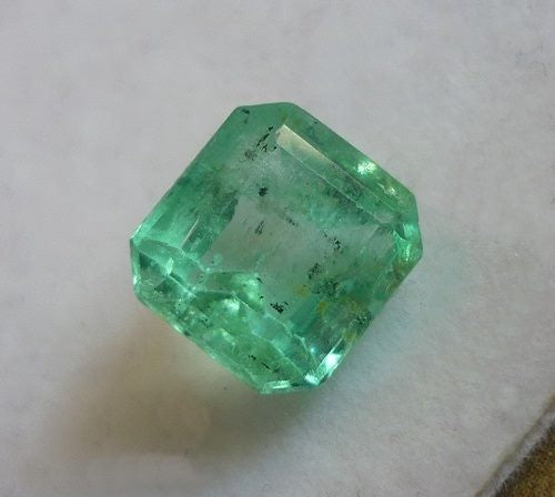 2.05CT GORGEOUS NATURAL NEON GREEN EMERALD