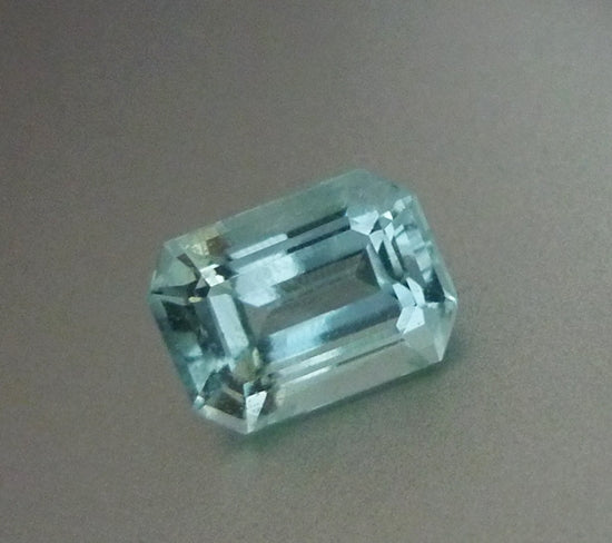 2.22 CT 認定済み、未処理の大きな 100% 天然ブルー アクアマリン $1150