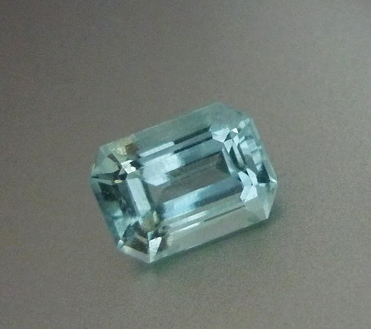 2.22 CT 認定済み、未処理の大きな 100% 天然ブルー アクアマリン $1150