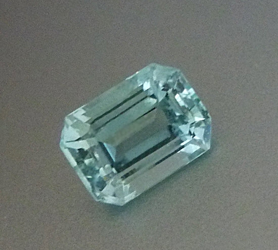 2.22 CT 認定済み、未処理の大きな 100% 天然ブルー アクアマリン $1150