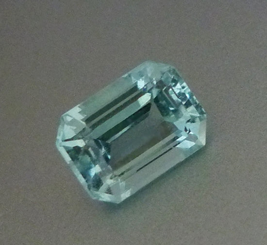 2.22 CT 認定済み、未処理の大きな 100% 天然ブルー アクアマリン $1150