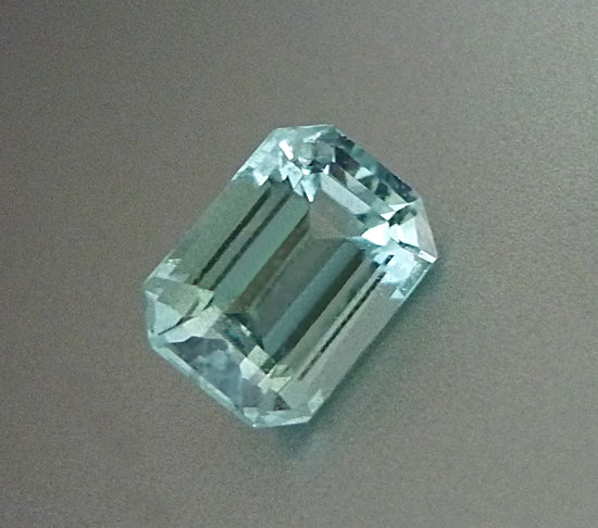 2.22 CT 認定済み、未処理の大きな 100% 天然ブルー アクアマリン $1150