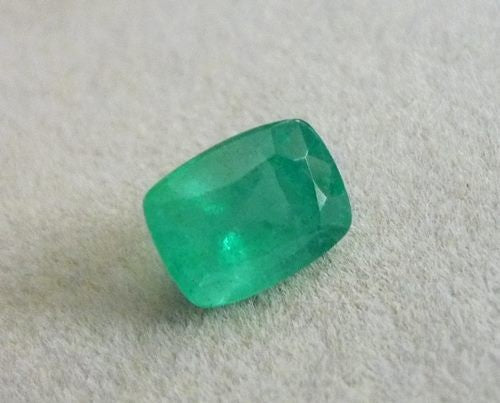 2.31CT GORGEOUS NATURAL GREEN COLUMBIAN EMERALD