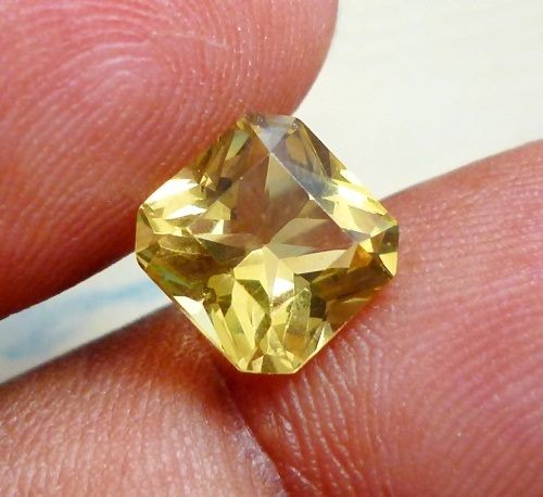 3.20CT GORGEOUS NATURAL YELLOW COLOUR APATITE