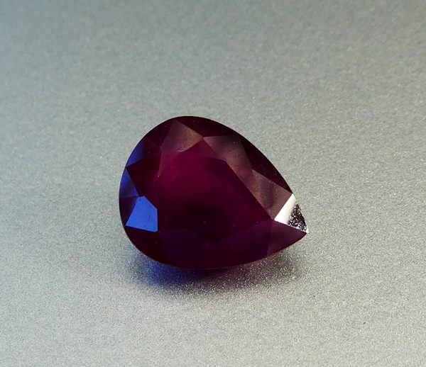 3.79CT 優れた巨大な洋ナシの深い紫がかった赤色のガーネット