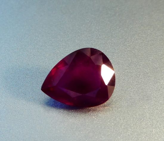 3.79CT 優れた巨大な洋ナシの深い紫がかった赤色のガーネット