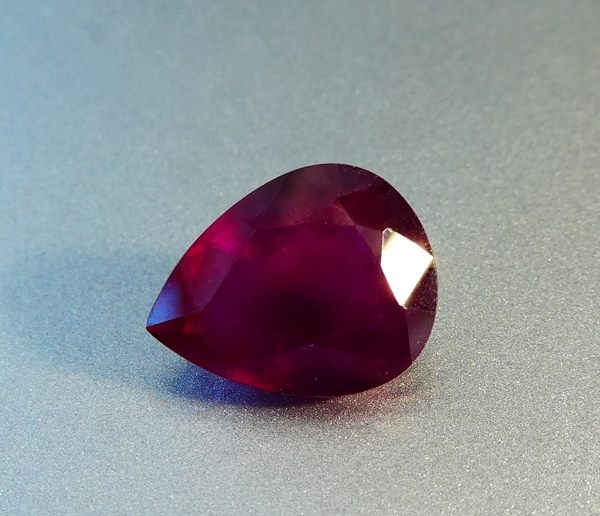 3.79CT 優れた巨大な洋ナシの深い紫がかった赤色のガーネット